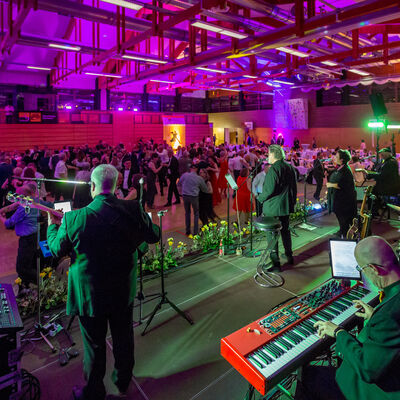Foto aus Sicht der Band.
Von der Bühne aus in die tanzende Menge fotografiert.