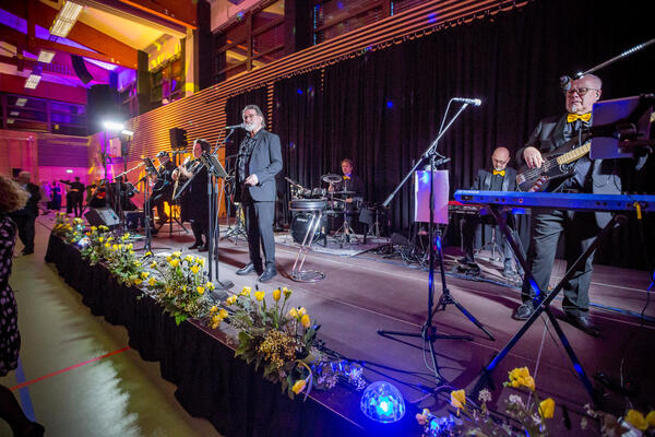 Bild vergr&ouml;&szlig;ern: Foto der B&uuml;hne mit der Band