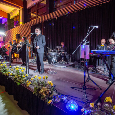 Foto der Bühne mit der Band