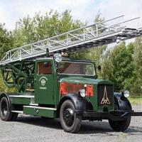 Bild vergrößern: Altes Feuerwehrauto in grün