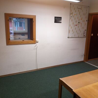 Bild vergrößern: Büro mit Spiegelglasfenster zur Ausstellung