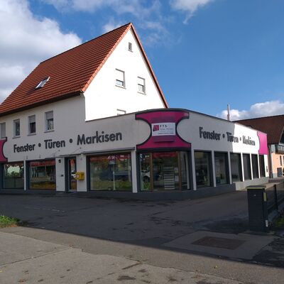 Bild vergrößern: Geschäftsgebäude mit 10 Schaufenstern