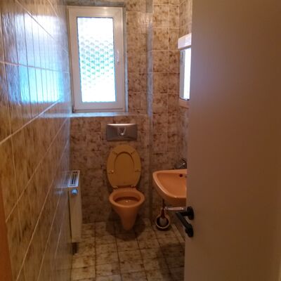 Bild vergrößern: WC mit Warmwasserboiler