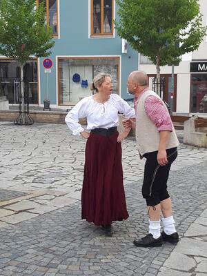 Bild vergrößern: Bierführung - Die Kellnerin schimpft mit ihren Gästen - Schauspielführung durch Schwandorf