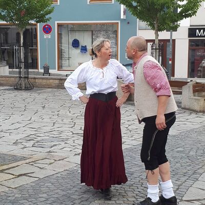 Bild vergrößern: Bierführung - Die Kellnerin schimpft mit ihren Gästen - Schauspielführung durch Schwandorf