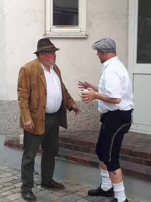 Bild vergrößern: Bierfhrung - Zwei betrunkene Streithhne bei der Schauspielfhrung in Schwandorf.