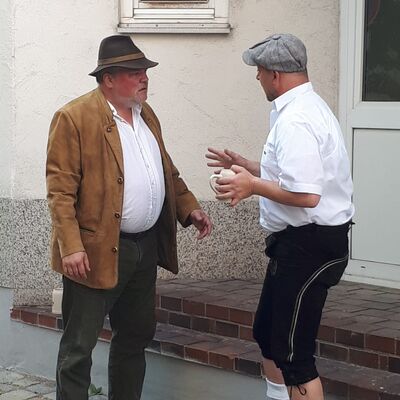 Bild vergrößern: Bierfhrung - Zwei betrunkene Streithhne bei der Schauspielfhrung in Schwandorf.