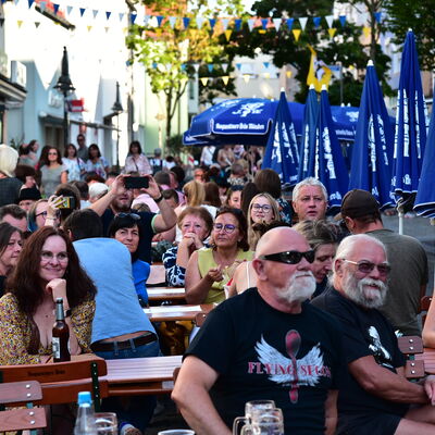 Bild vergrößern: Blick auf den dicht besetzen Festplatz in der Breite Straße.