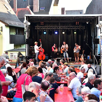 Bild vergrößern: Die Band "Uncle Sally" spielt auf der Bühne in der Kirchengasse.