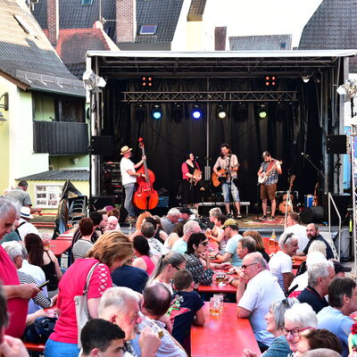 Bild vergrößern: Die Band "Uncle Sally" spielt auf der Bhne in der Kirchengasse.