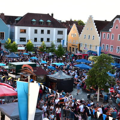 Bild vergrößern: Blick auf den gut gefllten Festplatz am Marktplatz aus der Vogelperspektive.