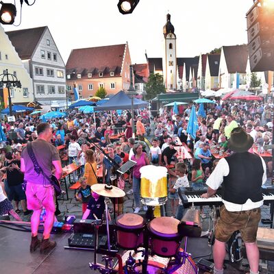 Bild vergrößern: Blick von der Bühne am Marktplatz, auf der die Band "Stoapfälzer Spitzbuam" spielt, in das Publikum.