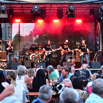 Bild vergrößern: Auf der Bühne am Wendelinplatz spielt die Band "Nez Perce"