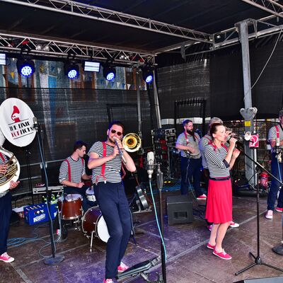 Bild vergrößern: Die Musiker der Band "The Dixie Hot Licks" spielen mit gestreiften Pullis und roten Hosenträgern auf der Bühne am Marktplatz.