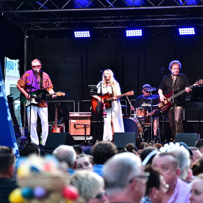 Bild vergrößern: Die "Tanja Rotsch Band" spielt auf der Bühne in der Breite Straße.