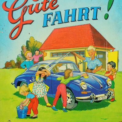 Bild vergrößern: Ein altes Blechspielzeug.
Es zeigt eine Familie beim Auto waschen.