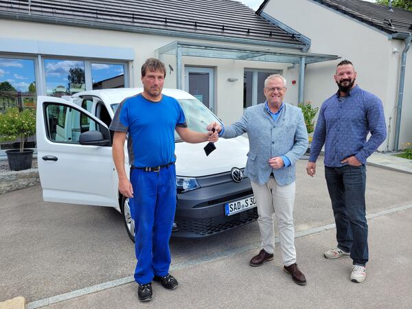 Bild vergrößern: bergabe VW Caddy an Bauhof-Schlosserei