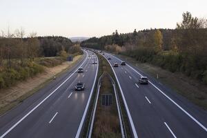 Bild vergr&ouml;&szlig;ern: Autobahn