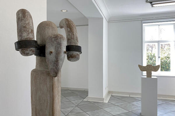Abstrakte Steinskulpturen in einem Ausstellungsraum