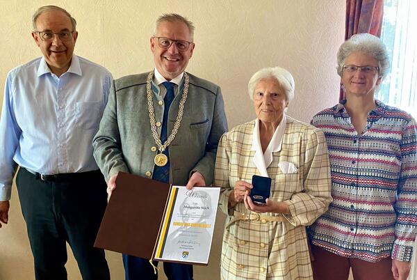 Überreichung der KMK Medaille an Margarete Stich durch OB Feller 1b