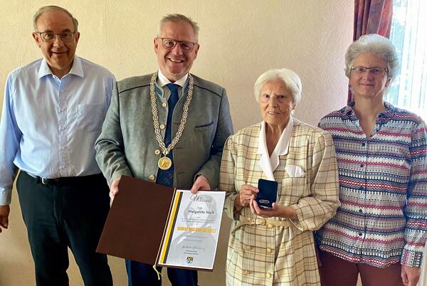 berreichung der KMK Medaille an Margarete Stich durch OB Feller 1b