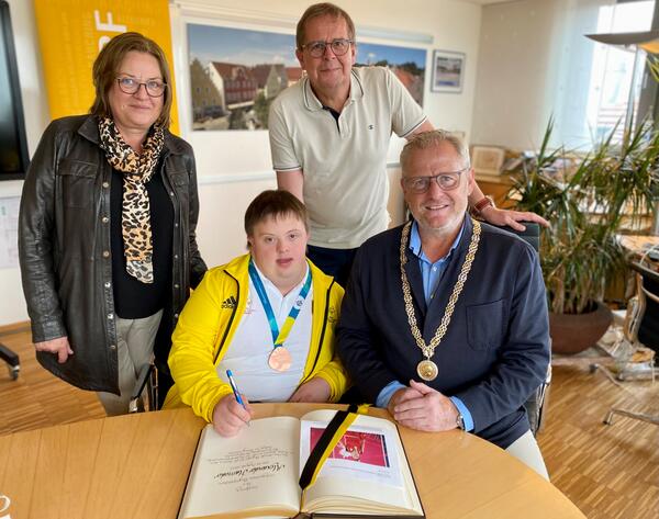 Bild vergrößern: Alexander Harrieder_Eintrag ins Goldene Buch der Stadt Schwandorf