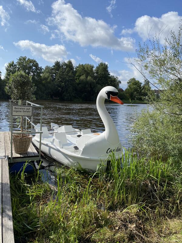 Bild vergrößern: Neben zwei Ruderbotten steht auch ein Tretboot zur Verfgung.