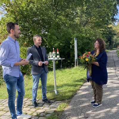 Bild vergrößern: Für die ehrenamtliche Übernahme des Bootsverleih dankte Bürgermeister Andreas Wopperer Karin Rothkegel mit einem Strauß Blumen.