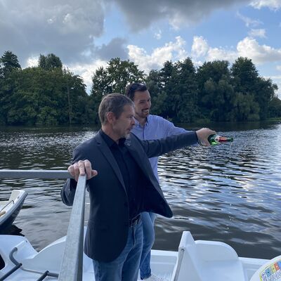 Bild vergrößern: Mit einem Schuss Sekt wurden die Boote offiziell getauft.