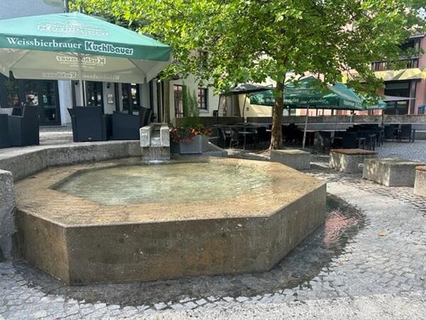 Internet Brunnen Adolf-Kolping-Platz mit Wasser