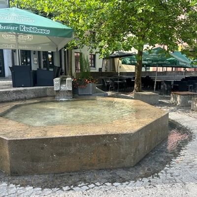 Bild vergrößern: Internet Brunnen Adolf-Kolping-Platz mit Wasser