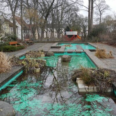 Bild vergrößern: Internet Wasserbecken Sanierungsbedürftig Kreuzbergallee