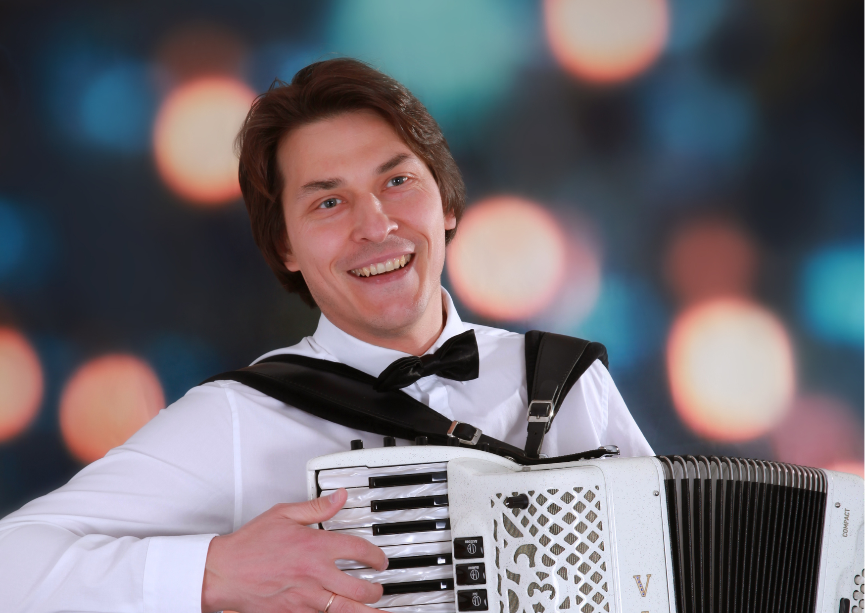 Bild vergrößern: Der Musiker Igor Kvashevich spielt auf einem weißen Akkordeon