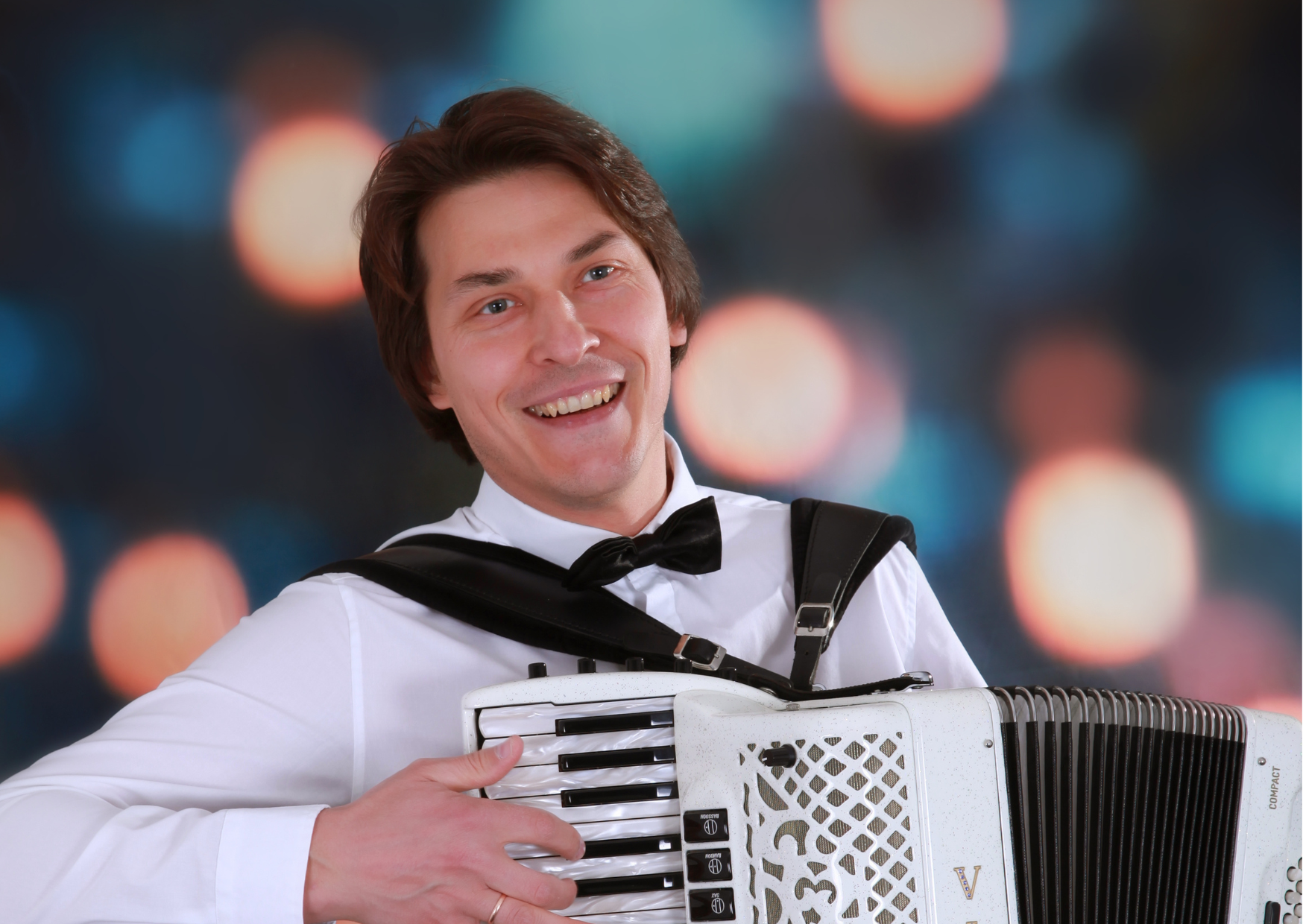 Bild vergrößern: Der Musiker Igor Kvashevich spielt auf einem weien Akkordeon
