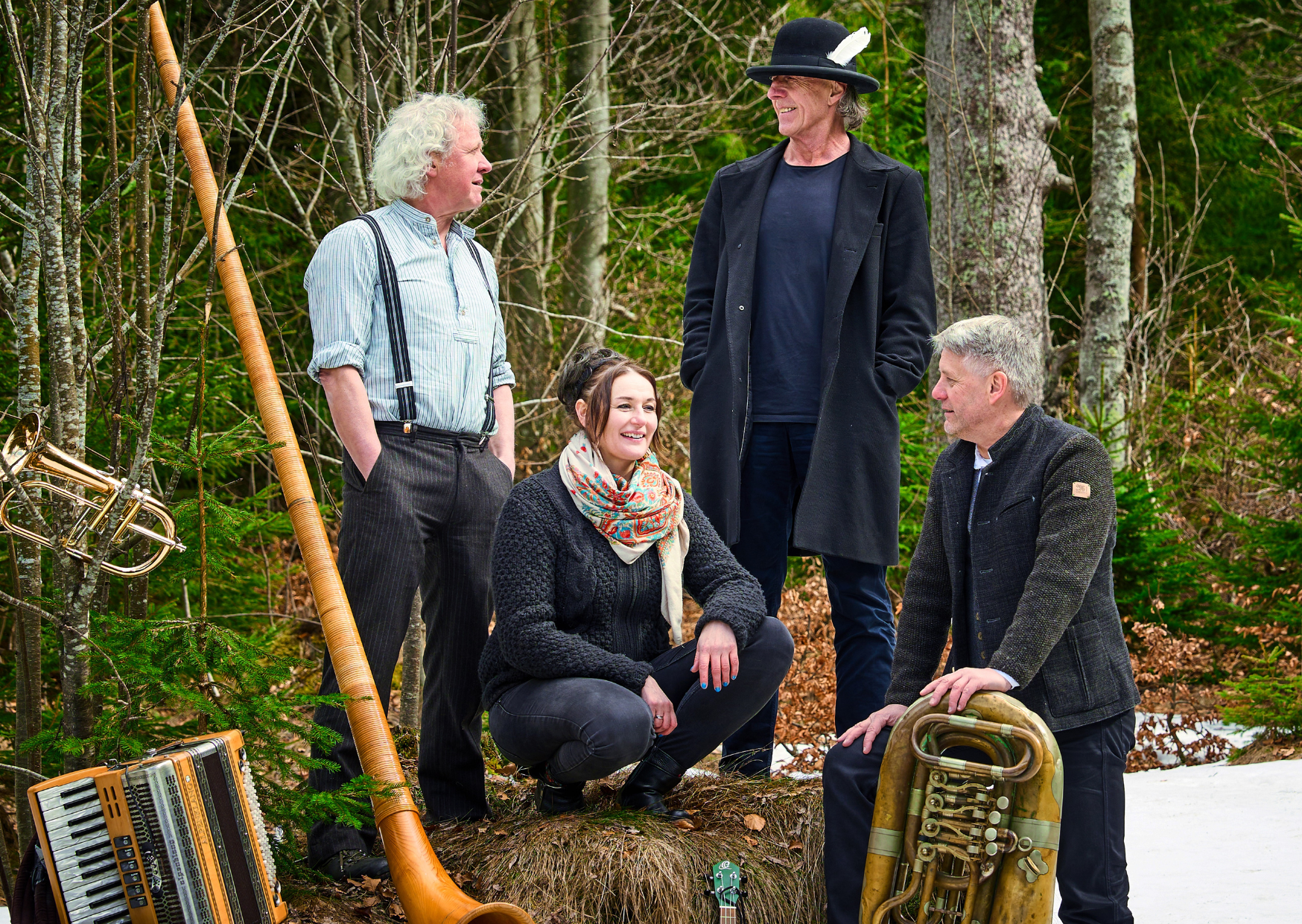 Bild vergrößern: Die vier Musiker Franz Mosauer, Adrian Kreuzer, Susi Raith und Edgar Feichtner stehen vor einem verschneiten Wald.