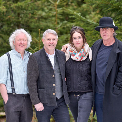 Bild vergrößern: Die vier Musiker Franz Mosauer, Adrian Kreuzer, Susi Raith und Edgar Feichtner stehen vor einem verschneiten Wald.