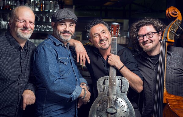 Bild vergrößern: Der Musiker Richie Necker (mittig) mit seinen Bandkollegen Erich Parzefall, Chris Colter und Jochen Beckert.