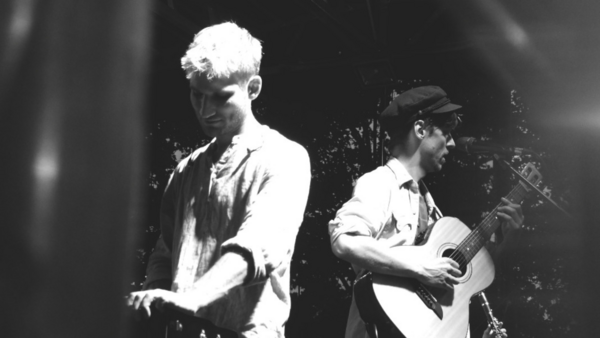 Bild vergrößern: Schwarz-Weiß-Aufnahme der beiden Musiker Matthias Wolf und Joris Conrad auf der Bühne.