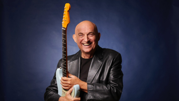 Bild vergrößern: Portrait des Musikers Zed Mitchell. Er hält seine E-Gitarre in der Hand.