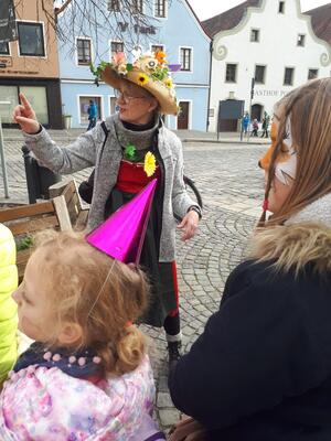 Bild vergrößern: Maskierte_Kinderstadt-Führung