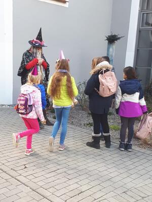 Bild vergrößern: Maskierte_Kinderstadtführung_