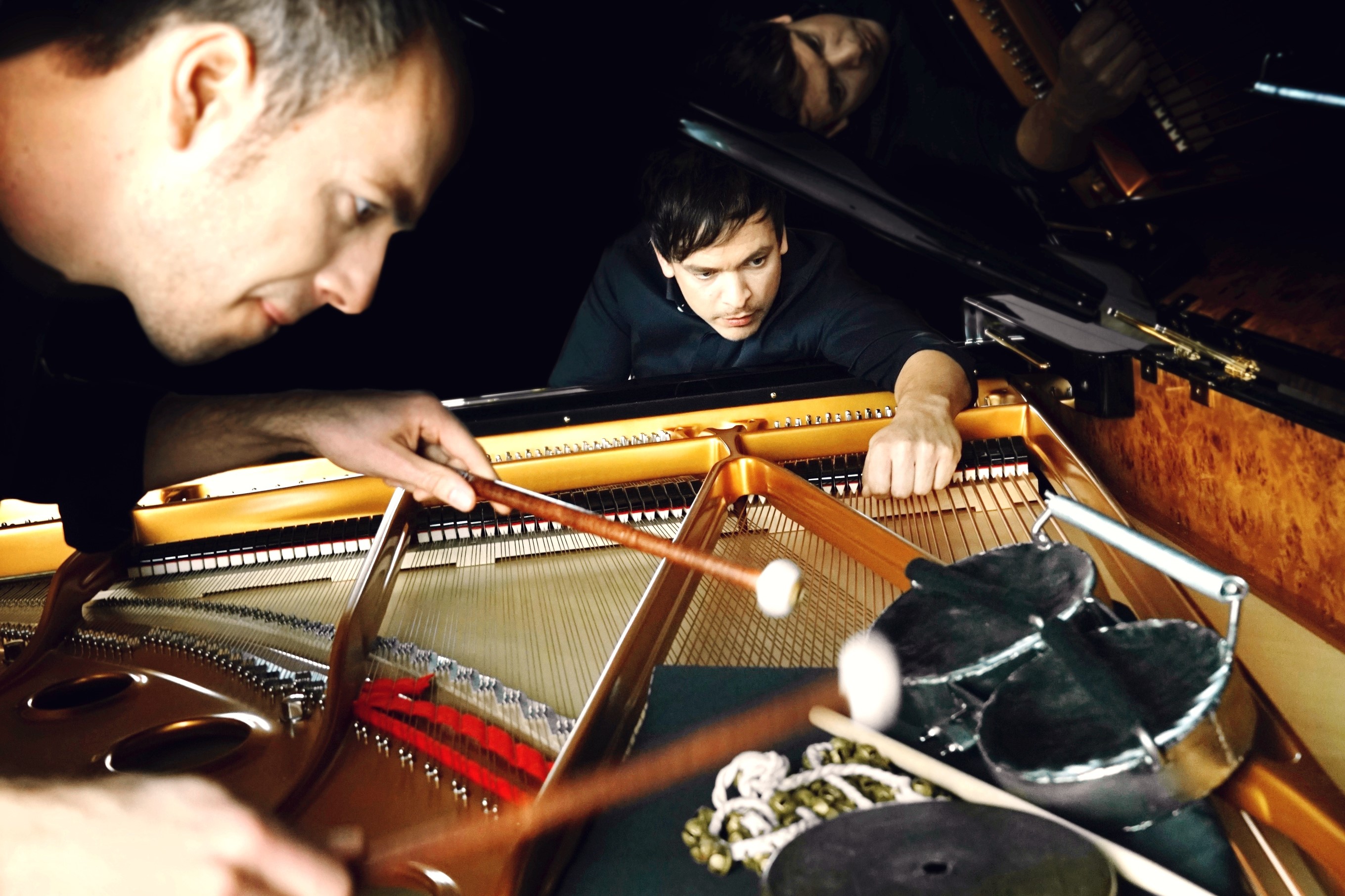 Fotot: Chris Gall und Bernhard Schimpelsberger musizieren zusammen an einem Klavier.