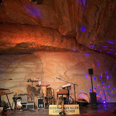 Bühnenaufbau für die Band Widersacher aller Liedermacher im Kulturkeller Schwandorf.