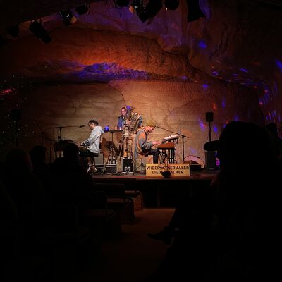 Drei Musiker der Band Widersacher aller Liedermacher bei ihrem Konzert im Kulturkeller Schwandorf.