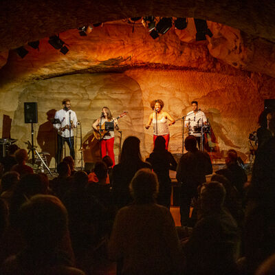 Die Band Habana Son bei ihrem Konzert im Kulturkeller Schwandorf. Davor sind die schwarzen Umrisse des Publikums zu sehen.