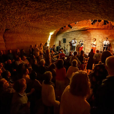 Die Band Habana Son bei ihrem Konzert im Kulturkeller Schwandorf. Vor der Band ist das tanzende Publikum zu sehen.