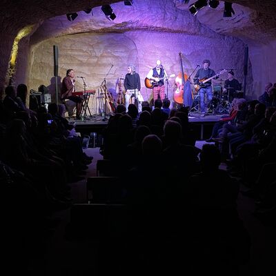 Die Band Richie Necker and Friends mit dem Special Guest Eddy Gabler bei ihrem Konzert im Kulturkeller Schwandorf.