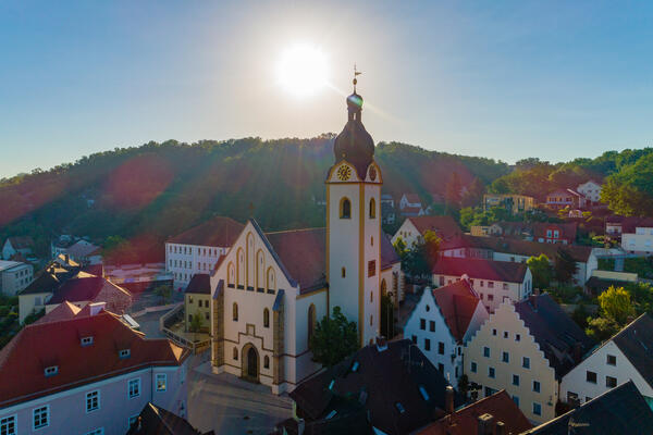 Bild vergr&ouml;&szlig;ern: Eine Luftbildaufnahme am Mittag von der Kirche