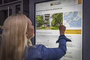 Bild vergrößern: Infoterminal am Tourismusbüro Eingang