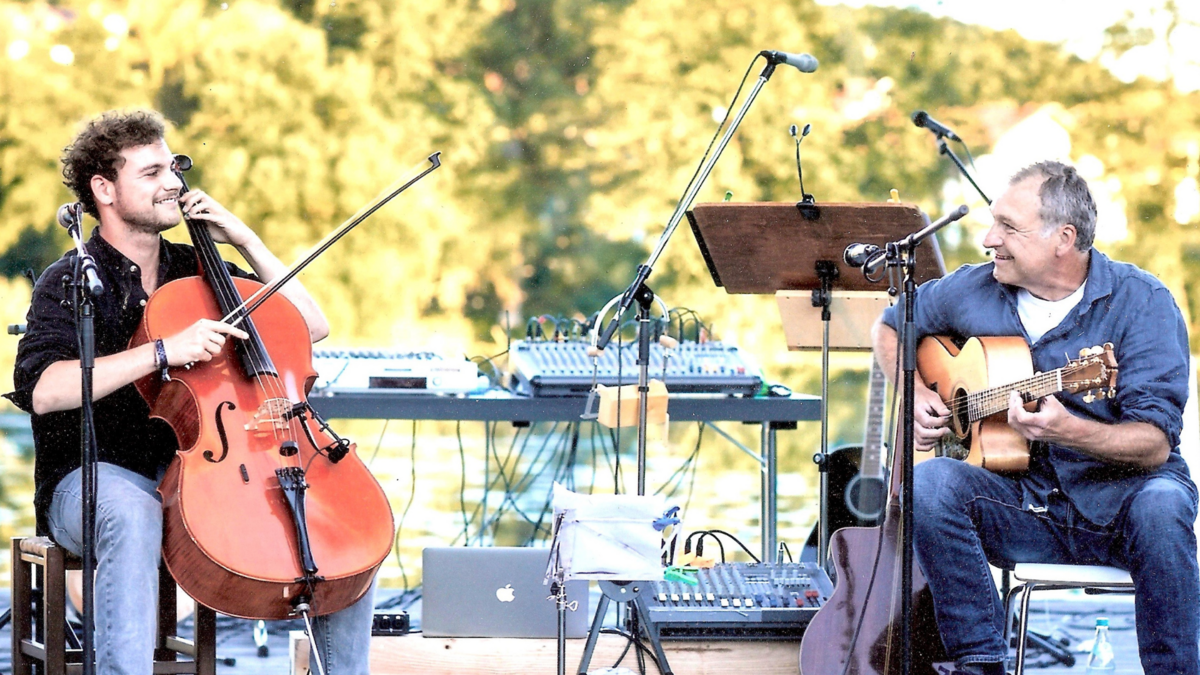 Das Duo "Father and Son" sitzt auf der Bhne. Yankee Meier spielt Gitarre, sein Sohn Christoph spielt Cello.